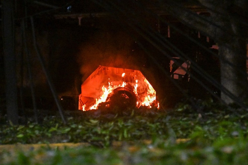 Veículo é visto pegando foto na base aérea de La Carlota após série de explosões em Caracas — Foto: Juan BARRETO / AFP