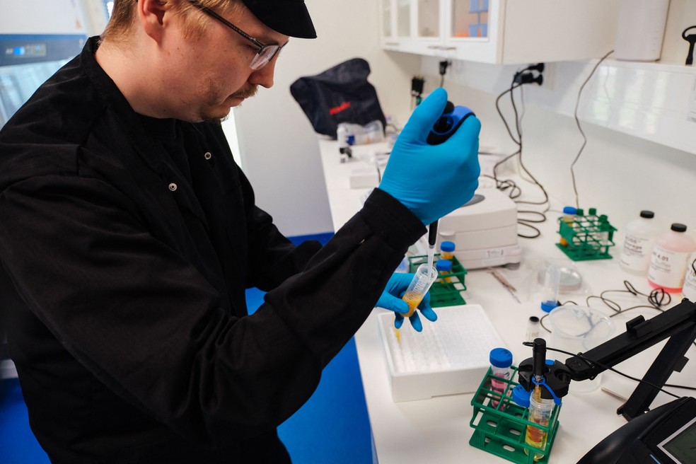 Técnico trabalha em um laboratório na sede da empresa Solar Foods — Foto: Alessandro RAMPAZZO / AFP