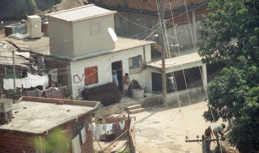 Sigla do Comando Vermelho pintada em casa no Morro do Salgueiro, em 1992 — Foto: Chiquito Chaves