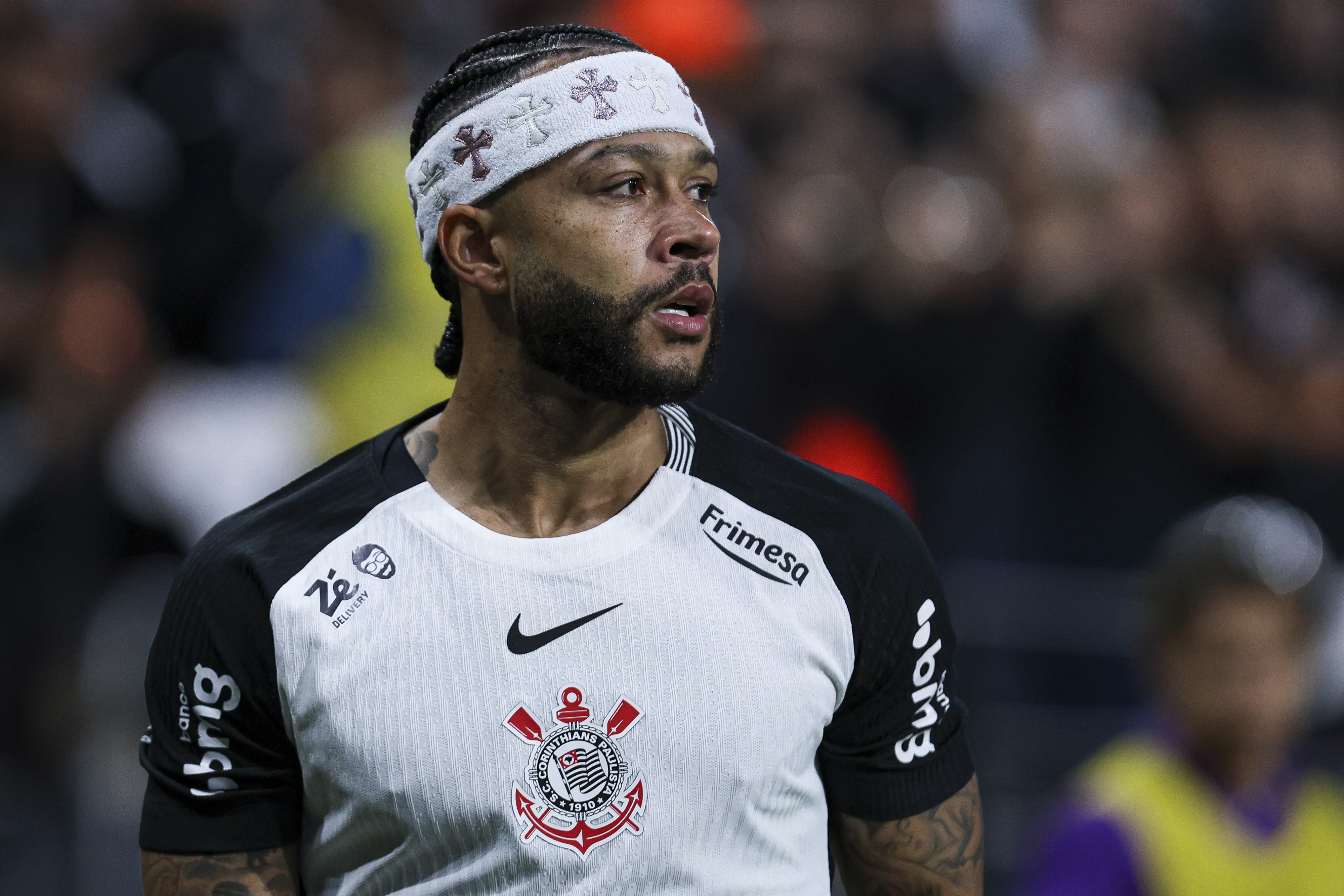 Imprensa internacional repercute erro de Memphis pelo Corinthians e diz que jogador está 'condenado' a sair do clube; vídeo