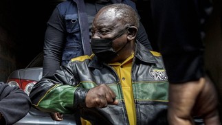 Cyril Ramaphosa, presidente da África do Sul, em maio, alertou o mundo para 'apartheid da vacina', se países ricos armazenassem doses — Foto: LUCA SOLA / AFP