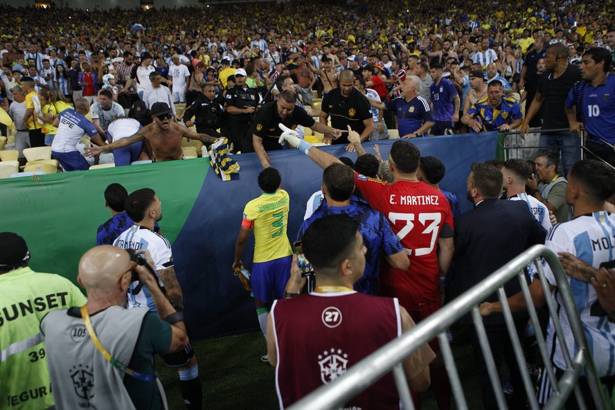 Maracanã tem briga entre torcedores, e Argentina deixa o campo