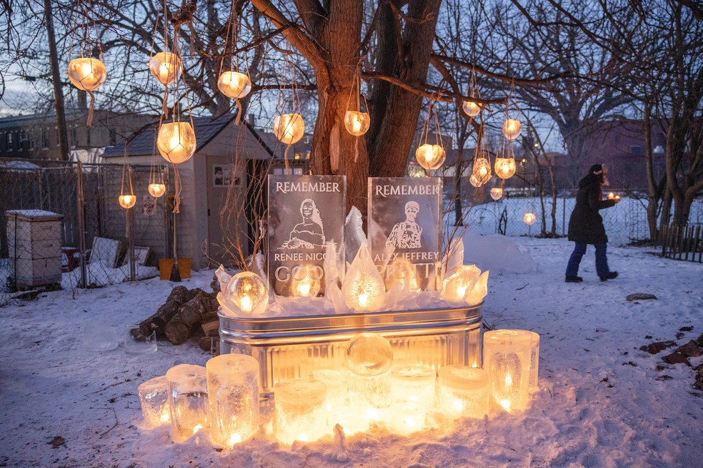 Pessoas visitam uma luminária de gelo em homenagem a Renee Good e Alex Pretti, ambos mortos a tiros por agentes federais de imigração, no norte de Minneapolis, em 31 de janeiro de 2026 — Foto: DAVID GUTTENFELDER/NEW YORK TIMES