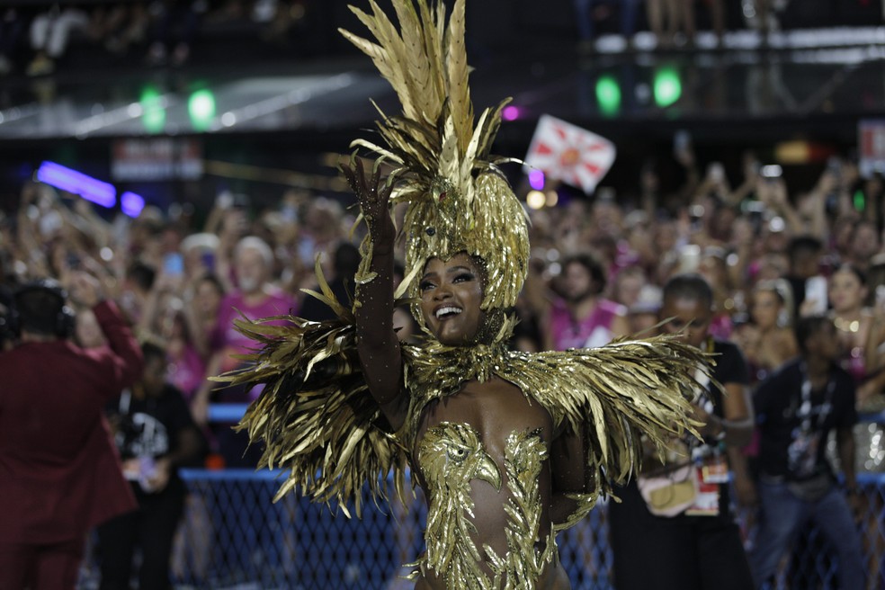 Erika Januza se despede do posto de rainha de bateria da Viradouro — Foto: Alexandre Cassiano/Agência O Globo/02-03-2025