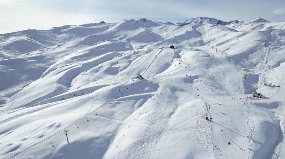 Pistas da estação de esqui Valle Nevado, nos arredores de Santiago, no Chile — Foto: Divulgação