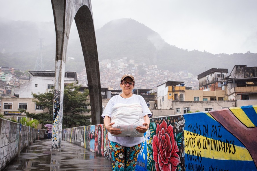 A cearense Francisca Lima: moradora da Rocinha, ela recebe uma das cem cestas básicas distribuídas mensalmente pelo Família na Mesa, que funciona num espaço cedido no Ciep Ayrton Senna