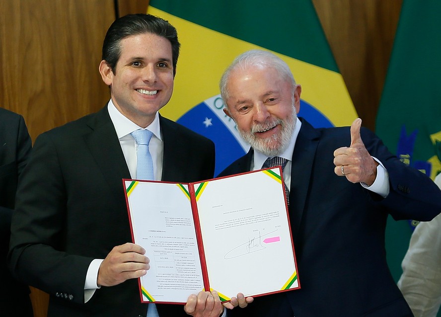 Lula assina projeto que aumenta faixa de isenção do Imposto de Renda