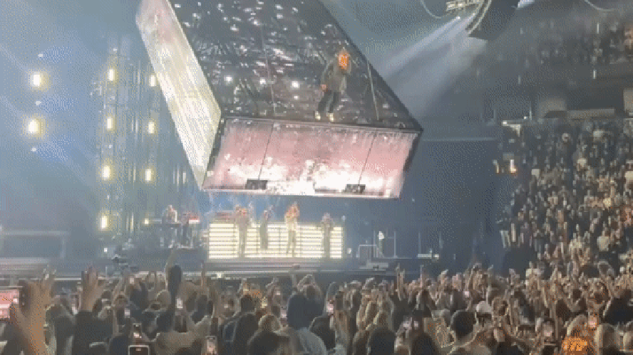 Justin voa em plataforma enorme