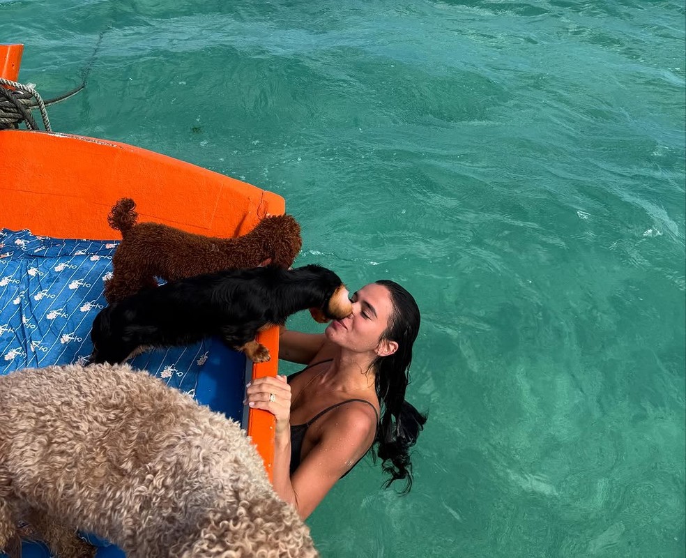 Bruna Marquezine com cachorros em passeio de barco em São Miguel dos Milagres — Foto: Reprodução/Instagram
