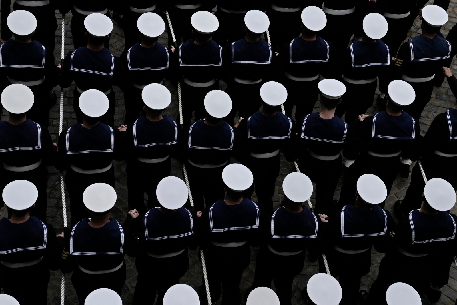 Soldados da Marinha Real marcham de Westminster Hall durante o funeral da Rainha Elizabeth II na Abadia de Westminster, no centro de Londres — Foto: Nariman El-Mofty / POOL / AFP
