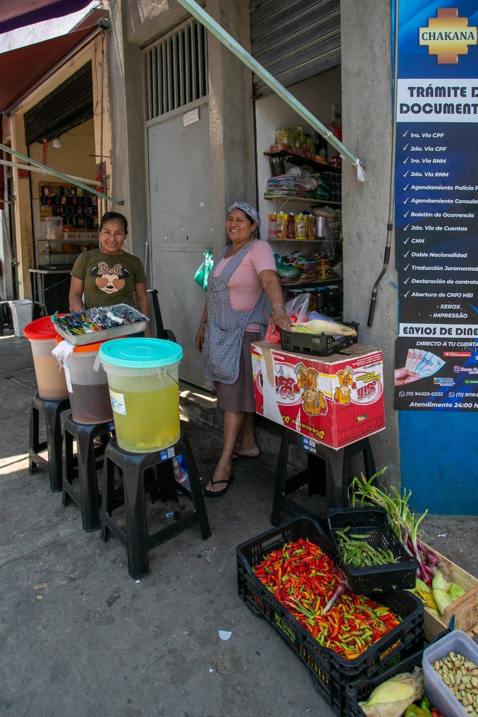 Jhanneth Villca, 32 anos. Ela e a tia, Segundina Dasa, 55 anos, vendem produtos típicos da Bolívia em feiras de rua — Foto: Foto: Edilson Dantas / O Globo