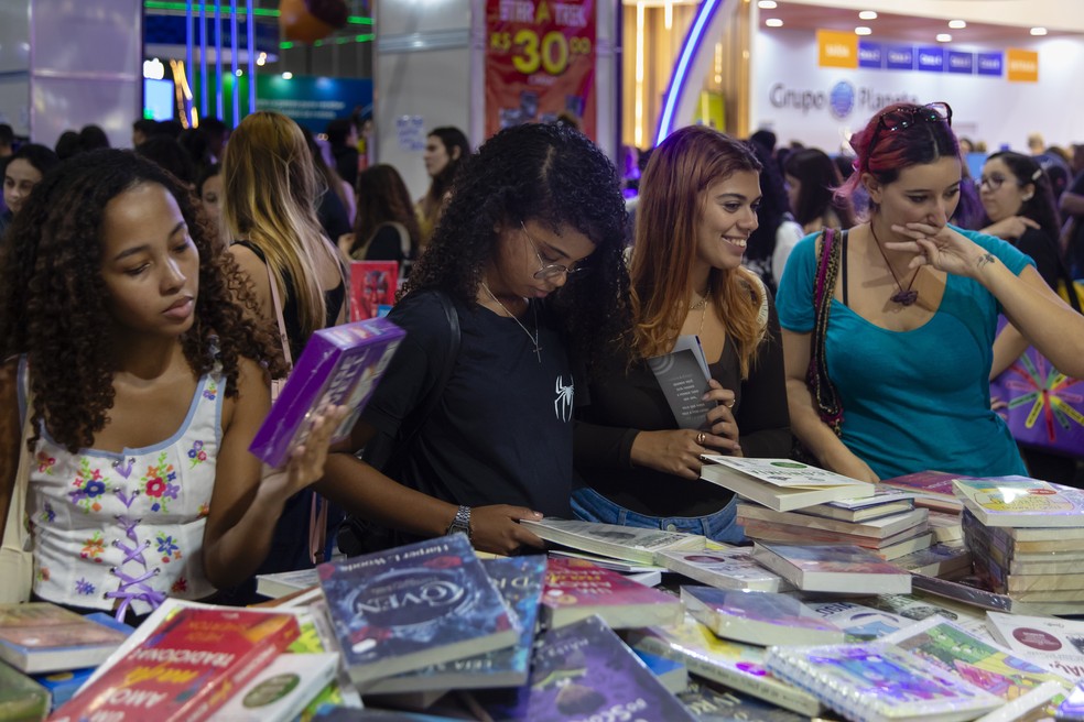 Jovens lotam Bienal em busca dos gêneros literários e autores que bombam no TikTok — Foto: Leo Martins/Agência O GLOBO