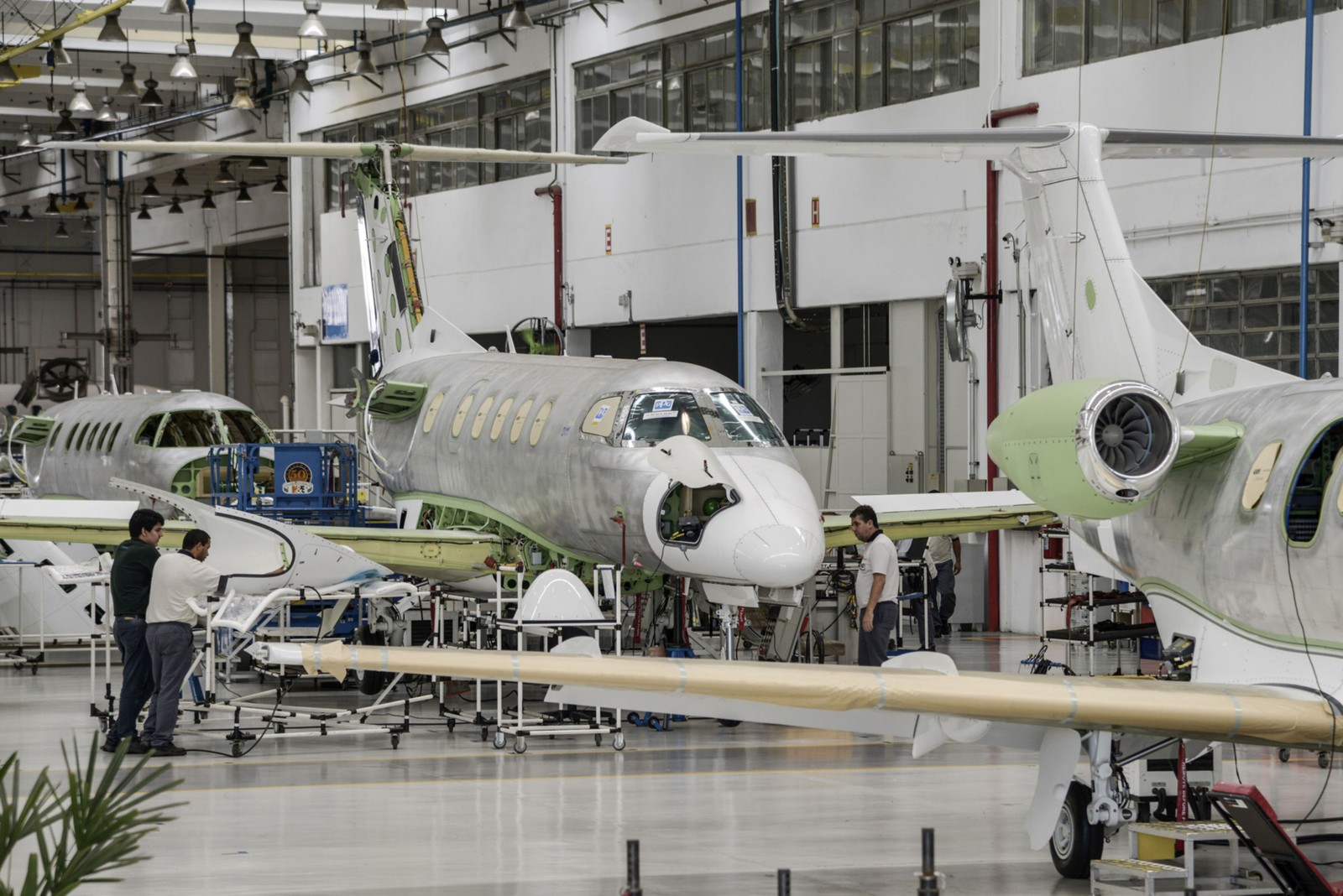 Phenom 300 Assembly Line: This model was launched in December 2009, with the first units delivered in the interior of São Paulo, specifically to Embraer's headquarters in São Jose dos Campos. — Photo: Paulo Fridman/Bloomberg