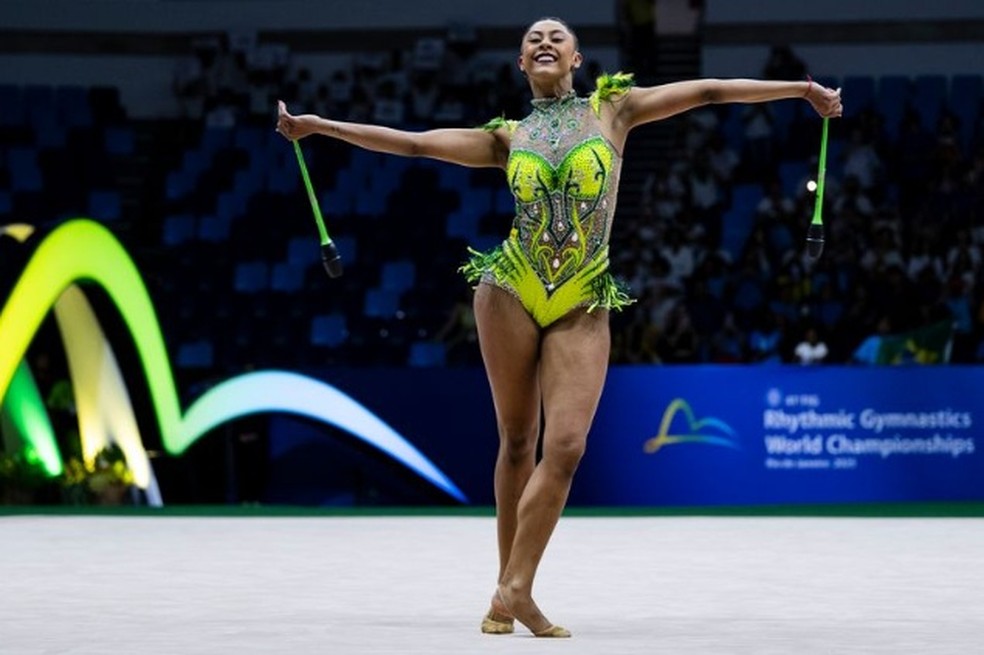 Bárbara Domingos em sua apresentação com as maças no Mundial de GR, no Rio: nota de execução prejudicou — Foto: Ivan Carvalho/CBG