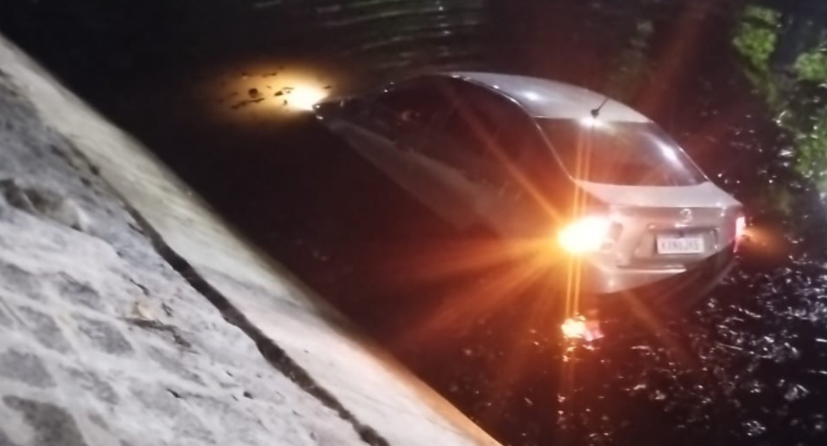 Carro cai em canal no Leblon com motorista e passageira, que sofrem ferimentos leves