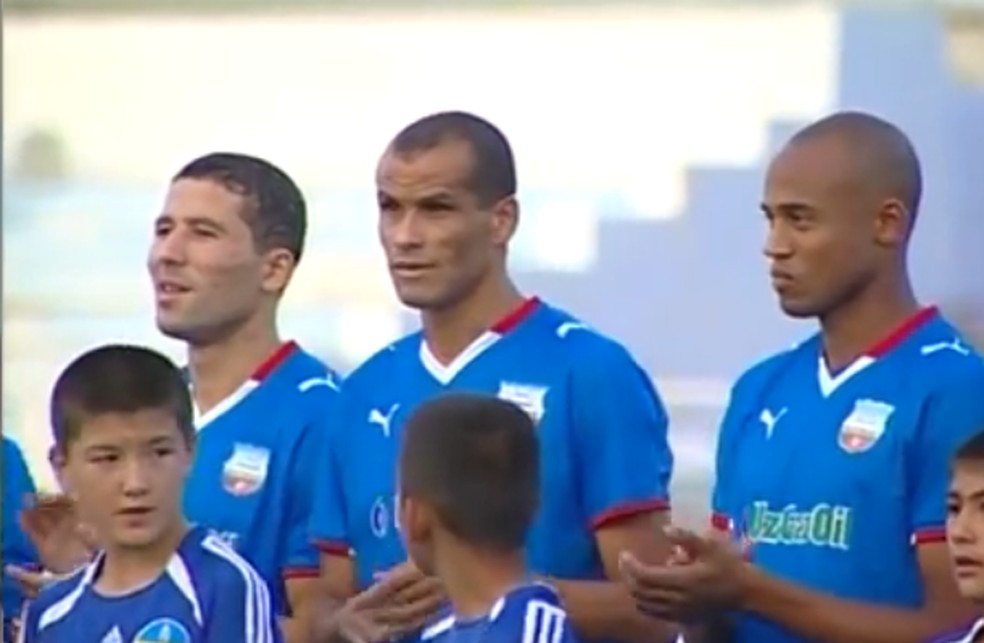 Maior artilheiro do Uzbequistão (na parte inferior à esquerda) e Rivaldo na estreia do ex-camisa 10 da seleção brasileira no campeonato nacional uzbeque — Foto: Reprodução/Youtube