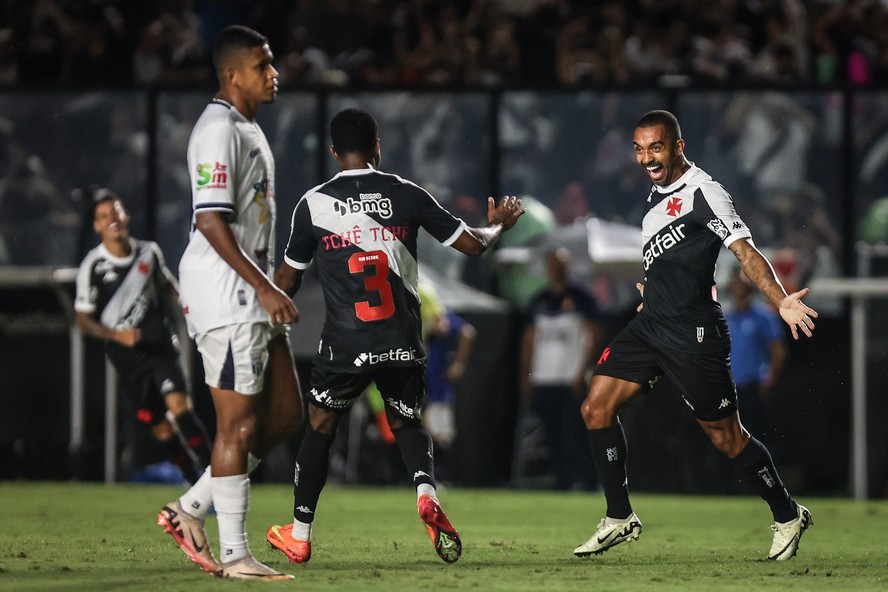 Paulo Henrique (dir.) marcou um gola&ccedil;o