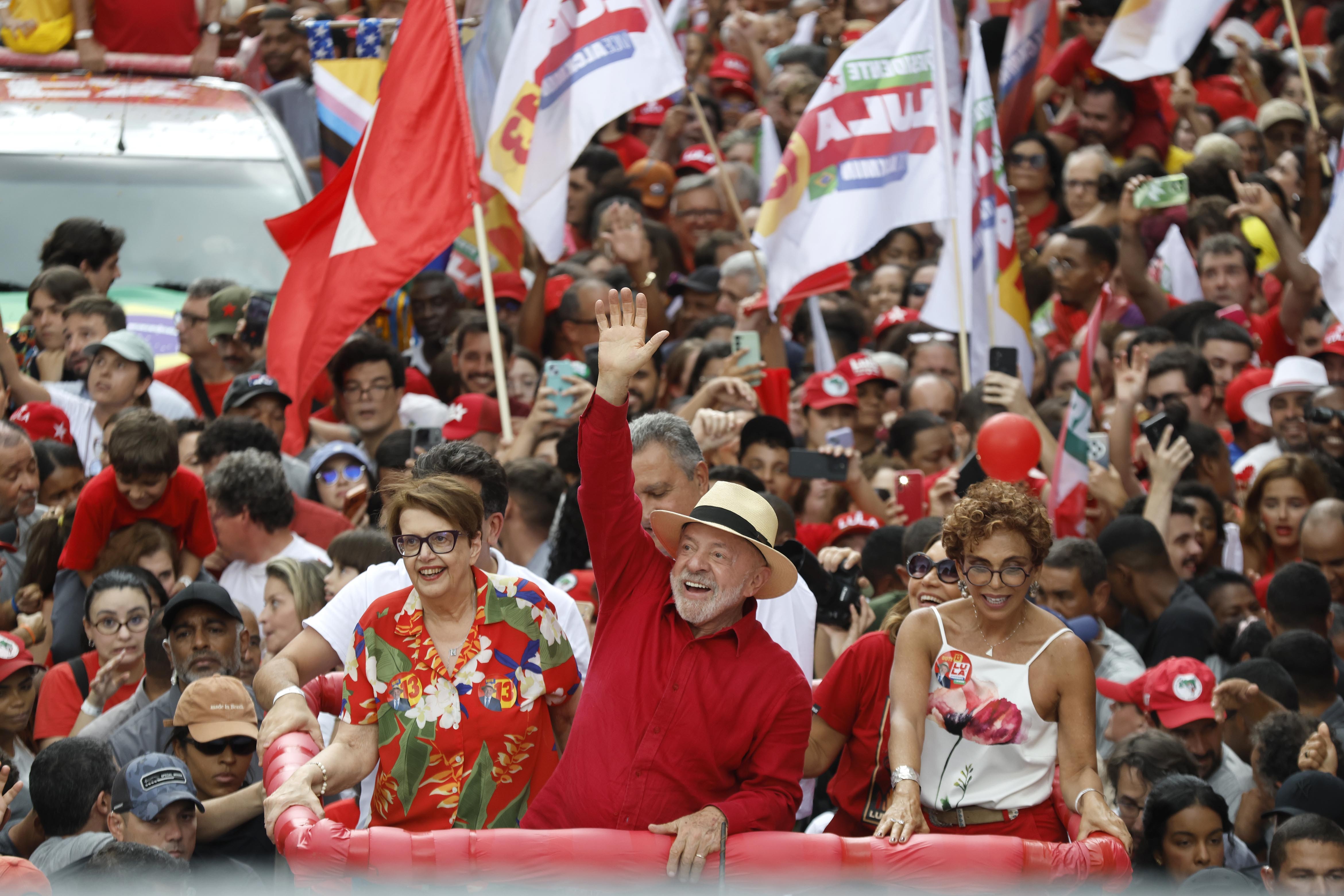 Lula comemora fim da escala 6x1 em comício em Juiz de Fora e diz que país deve evitar ‘retrocesso’