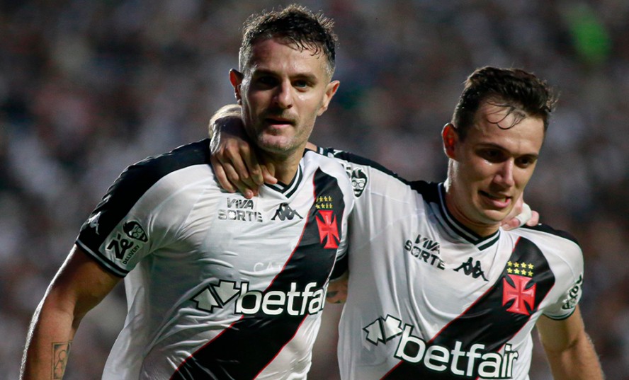 Vegetti comemora com Lucas Piton o segundo gol de empate do Vasco contra o Volta Redonda