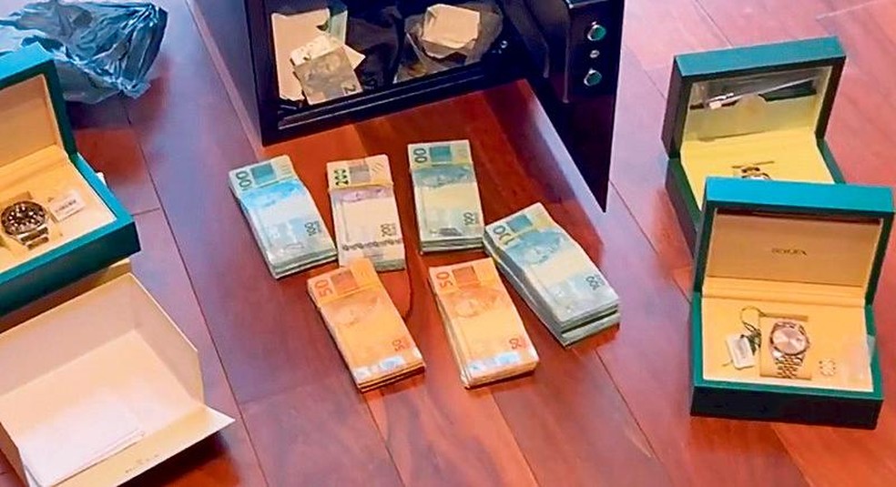 Luxo. Dinheiro e relógios de grife apreendidos durante a operação: Justiça determinou o bloqueio de R$ 558 milhões em bens — Foto: Divulgação/PF