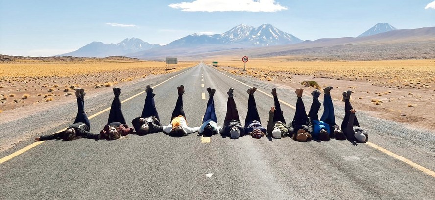Mulheres viajam pelo mundo em grupo