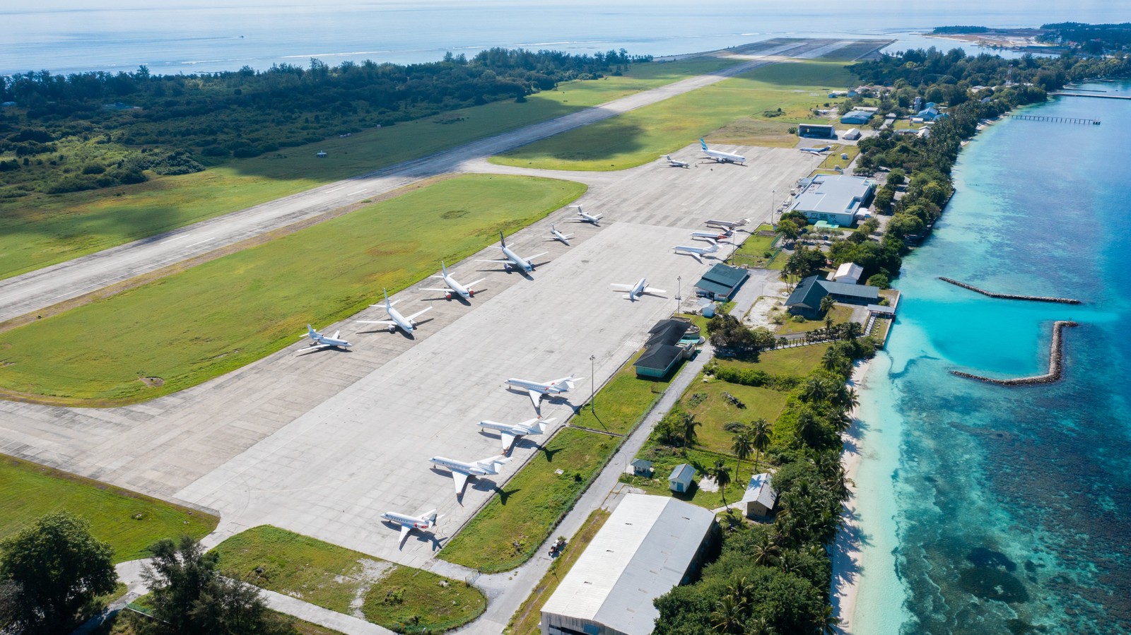 Construído nos anos 1950 pela Força Aérea Britânica, o aeroporto fica na ilha de Gan, no atol Addu, o mais ao sul paísReprodução