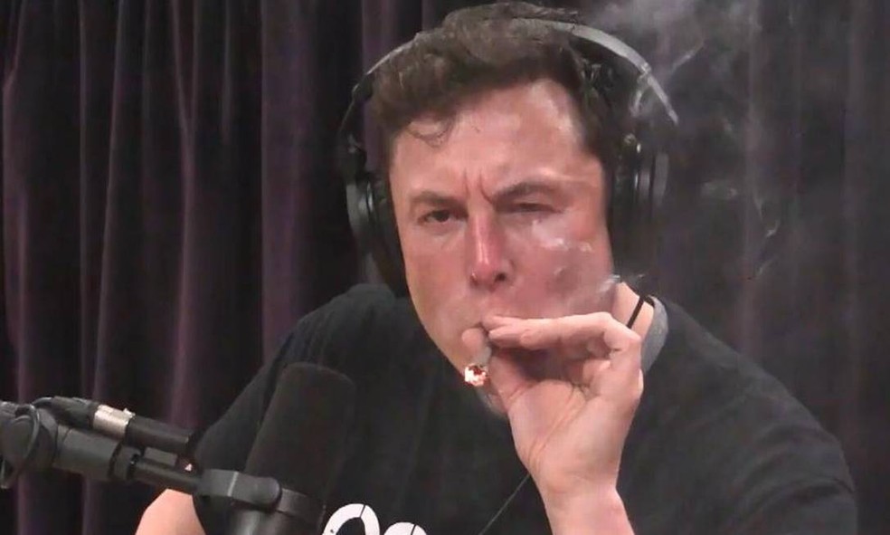 O bilionário Elon Musk causou polêmica ao fumar maconha ao vivo durante uma transmissão — Foto: Reprodução/YouTube