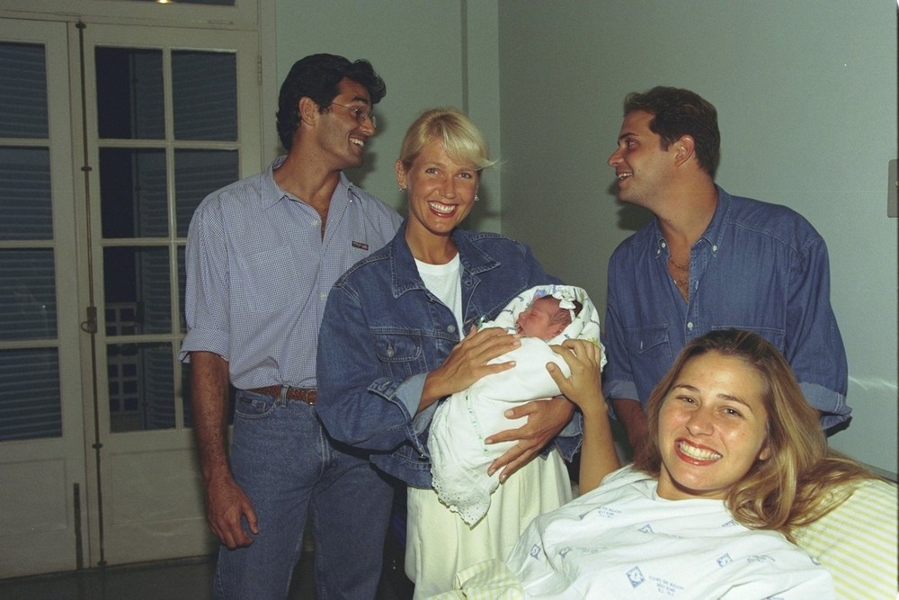 1988: A apresentadora Xuxa, acompanhada de Luciano Szafir, conheceu filha na maternidade da Clínica São José — Foto: Marco Antonio Teixeira/07-01-1998