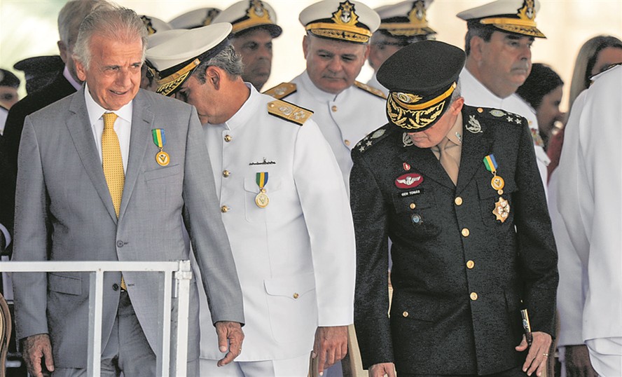 Ministro da Defesa, José Monteiro Múcio, em cerimônia com comandantes do Exército, da Marinha e da Aeronáutica