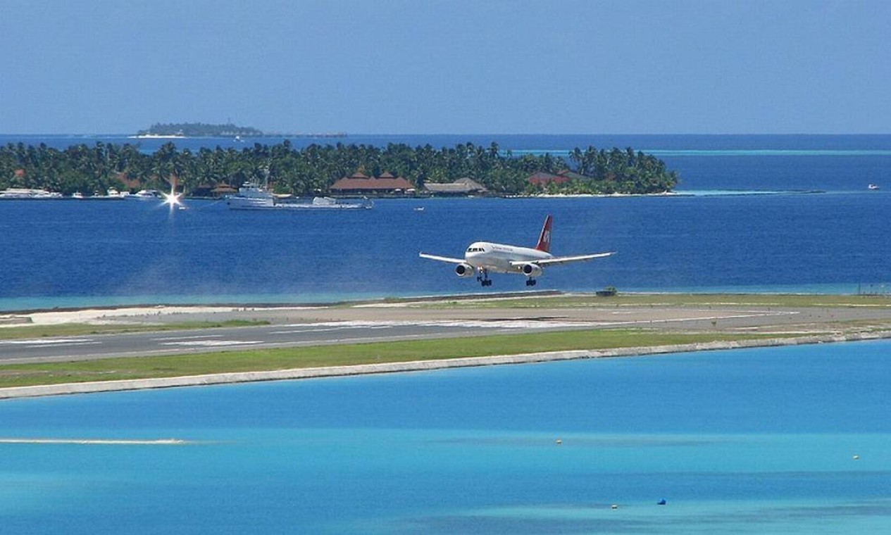 Avião de grande porte pousa no Aeroporto Internacional Ibrahim Nasir, também chamado de Velana, em Malé, a capital das ilhas Maldivas — Foto: Reprodução