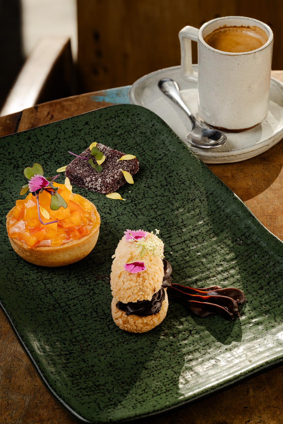 O café gourmand no M Gallery: seleção de mini sobremesas — Foto: Divulgação M Gallery