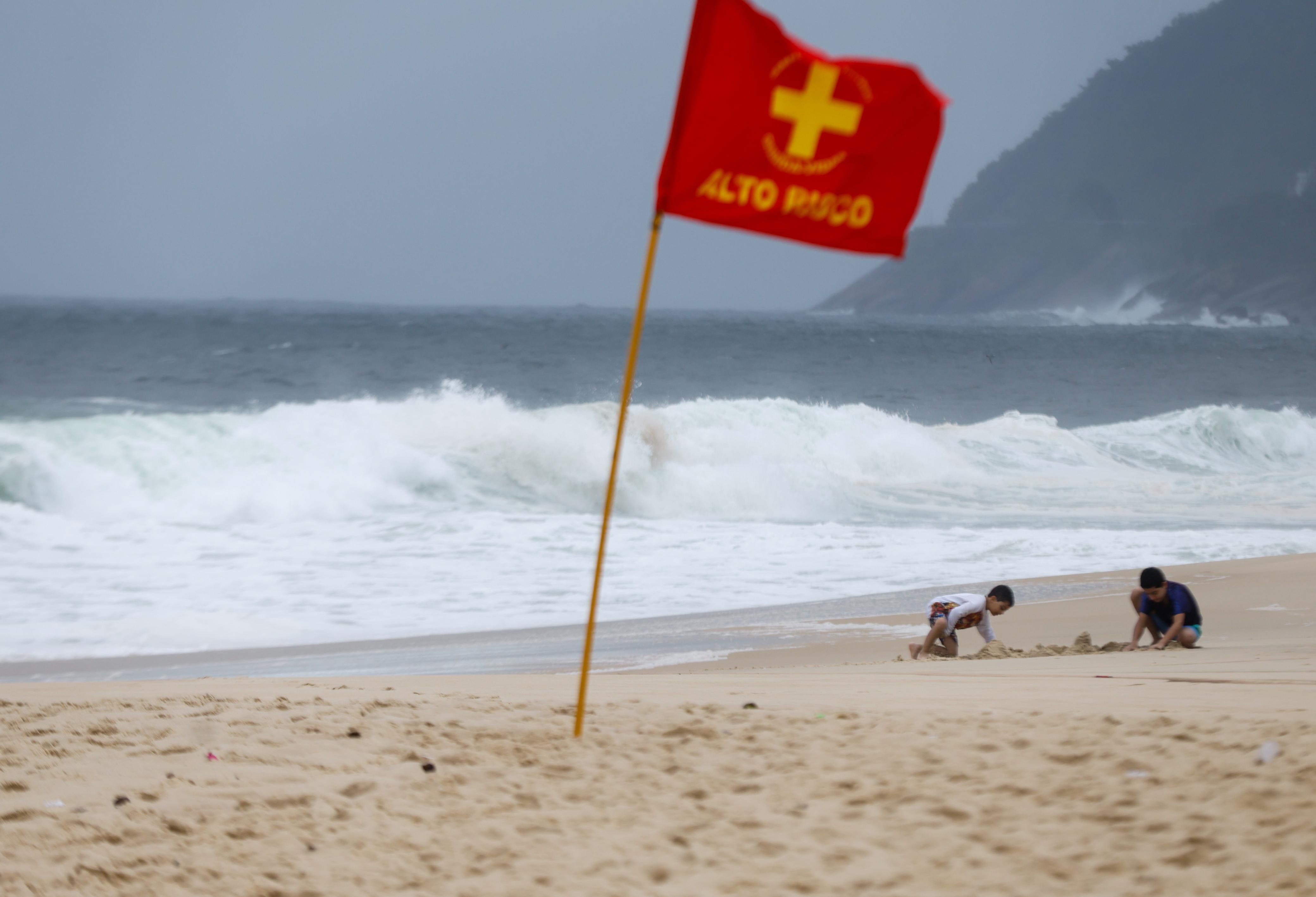 Rio tem alerta de ressaca com possibilidade de ondas de até três metros entre domingo e terça-feira