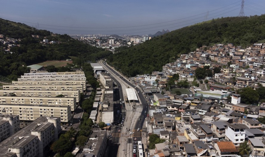 Guerra sem fim. A linha do BRT na Praça Seca separa as favelas do Bateau Mouche e da Chacrinha, onde as disputas por território são travadas por traficantes e milicianos e deixam a população acuada