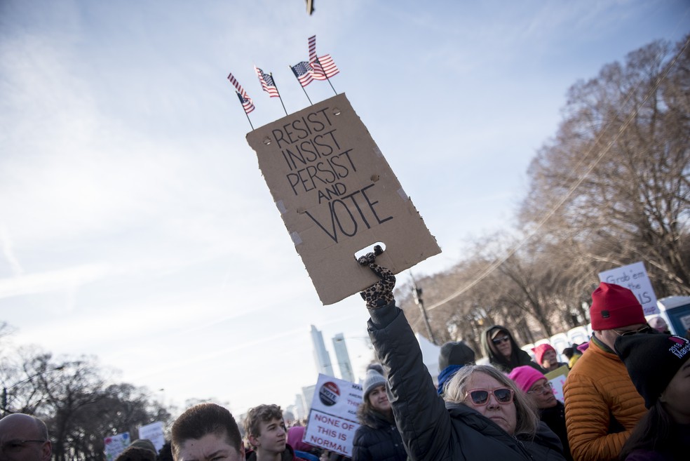 Manifestante segura cartaz com a mensagem “Resista, insista, persista e vote” durante a Marcha das Mulheres, em Chicago, em 20 de janeiro de 2018 — Foto: Christopher Dilts/Bloomberg
