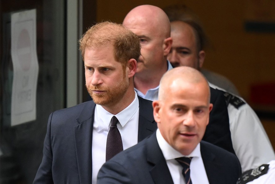 Príncipe Harry deixa a Corte Real de Justiça após prestar depoimento no caso contra o grupo Mirror