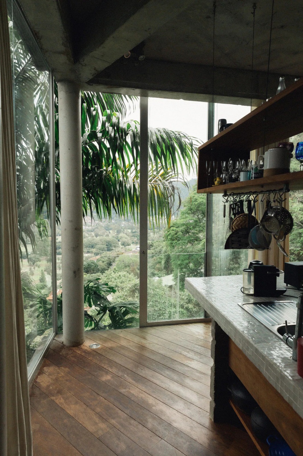 Outro ângulo da cozinha — Foto: Reprodução/Airbnb