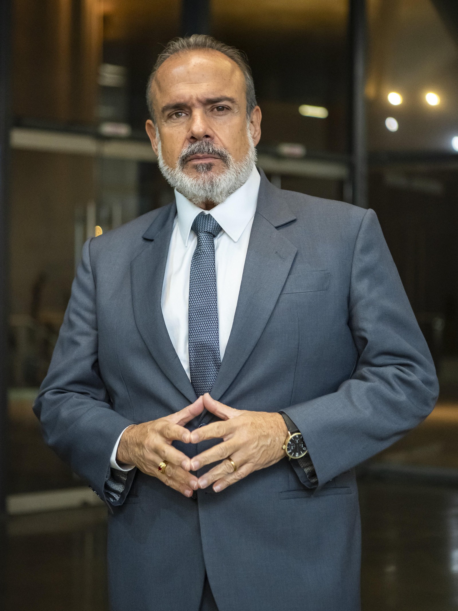 Jairo Barroso (André Mattos) é delegado da unidade onde trabalham Paulinho (Romulo Estrela) e 'Juquinha' (Gabriela Medvedovsky). Negligencia operações que possam afetar suspeitos da alta sociedade, como Ferette (Murilo Benício) — Foto: Globo/ Estevam Avellar