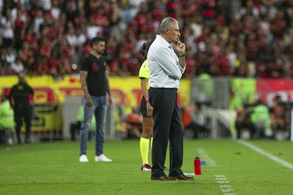Tite pensativo na sua última partida no comando do Flamengo — Foto: Guito Moreto/Agência O Globo