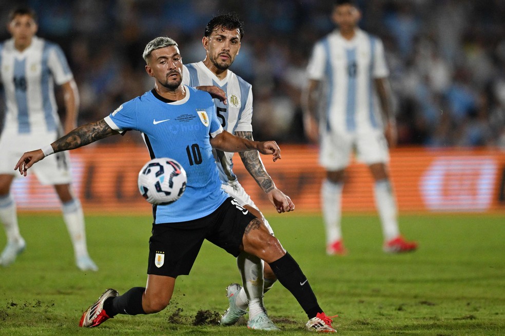 Arrascaeta em ação pelo Uruguai contra a Argentina — Foto: Eitan ABRAMOVICH / AFP