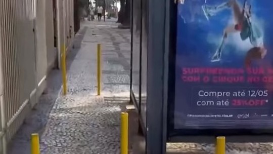 Após polêmica, pinos instalados em calçada de Copacabana são retirados