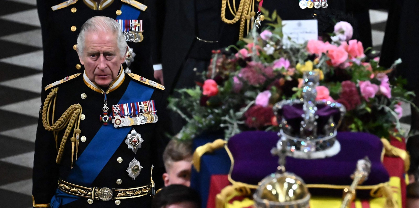 O rei britânico, Carlos III, caminha atrás do caixão da Rainha Elizabeth II da Grã-Bretanha quando deixa a Abadia de Westminster, em Londres — Foto: Ben Stansall / POOL / AFP