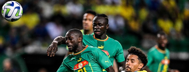 Marquinhos disputa com o zagueiro do Senegal Youssouf Sabaly durante o amistoso no estádio José Alvalade, em Lisboa, em 20 de junho de 2023.  — Foto: Patricia DE MELO MOREIRA / AFP