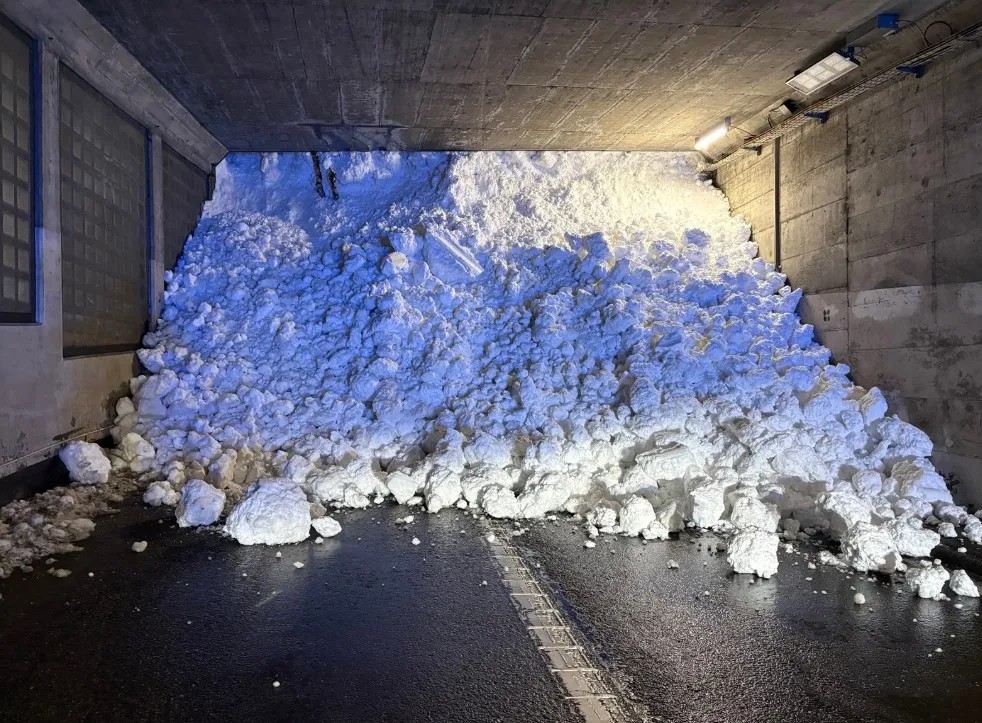 Avalanche atinge trem com 80 passageiros na Su&iacute;&ccedil;a e provoca descarrilamento