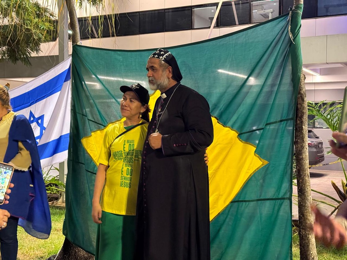 Padre Kelmon vai a hospital de Bolsonaro, fica do lado de fora, faz oração e diz que será candidato