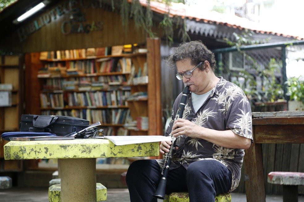 Contemplação. João Carlos Luz toca clarinete na Praça Radial Sul: “O som aqui é muito melhor de se ouvir; a natureza ajuda, e as pessoas curtem” — Foto: Fábio Rossi