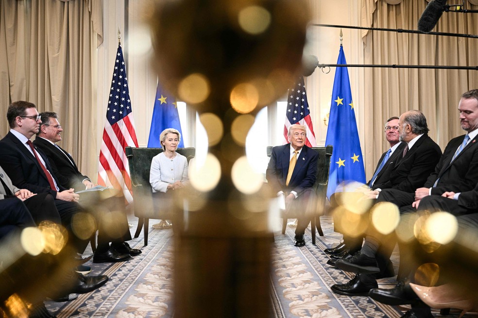 A presidente da Comissão Europeia,  Ursula von der Leyen, ao lado do presidente dos Estados Unidos, Donald Trump — Foto: Brendan Smialowski/AFP