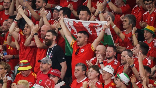 Torcida de Gales invade ilha na Espanha para torcer durante a Copa