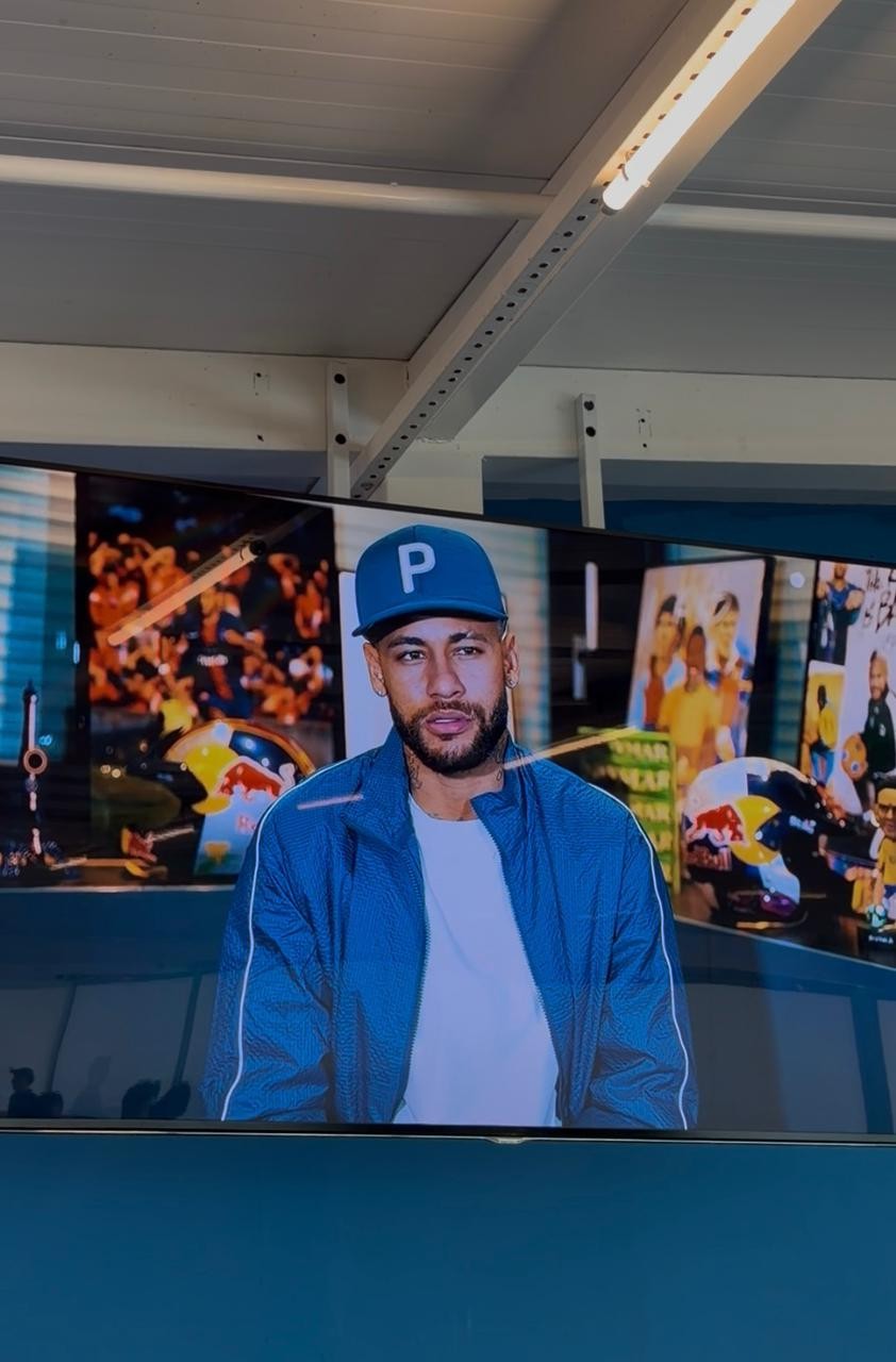 Onipresente? TV da sala de imprensa da Granja Comary exibe documentário sobre Neymar enquanto seleção treina