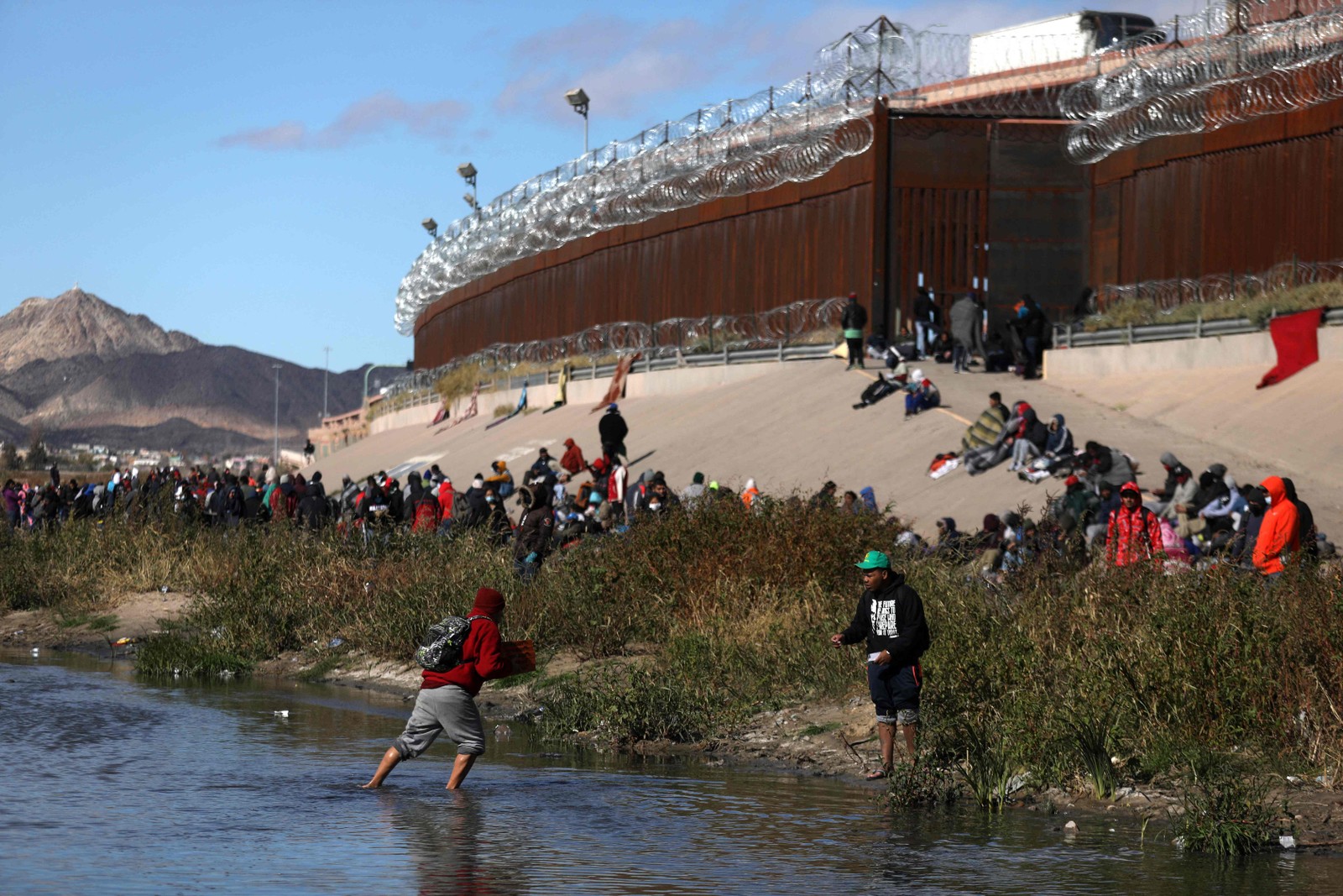 Imigrantes atravessam o Rio Grande para se render aos agentes da fronteira dos EUA, em El Paso, Texas, na divisa com Ciudad Juarez, estado de Chihuahua, México — Foto: Herika Martinez / AFP