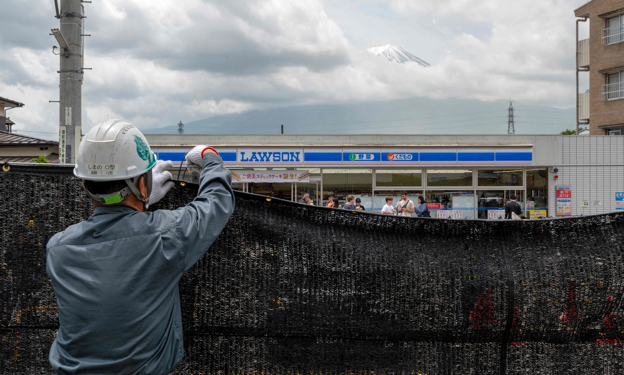 Contra turistas, cidade japonesa instala barreira para bloquear vista 'instagramável' do Monte Fuji